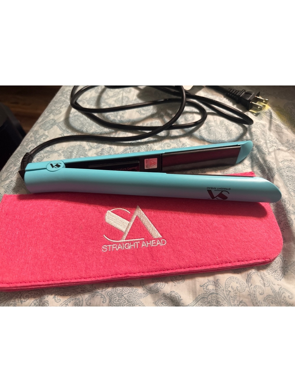 VS Straight Ahead Hair Straightener with Pink Heat Resistant Pouch